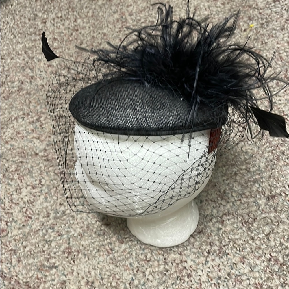 Vintage 40s/50s Black Fascinator with ostrich feather and mesh Veil - Picture 3 of 7